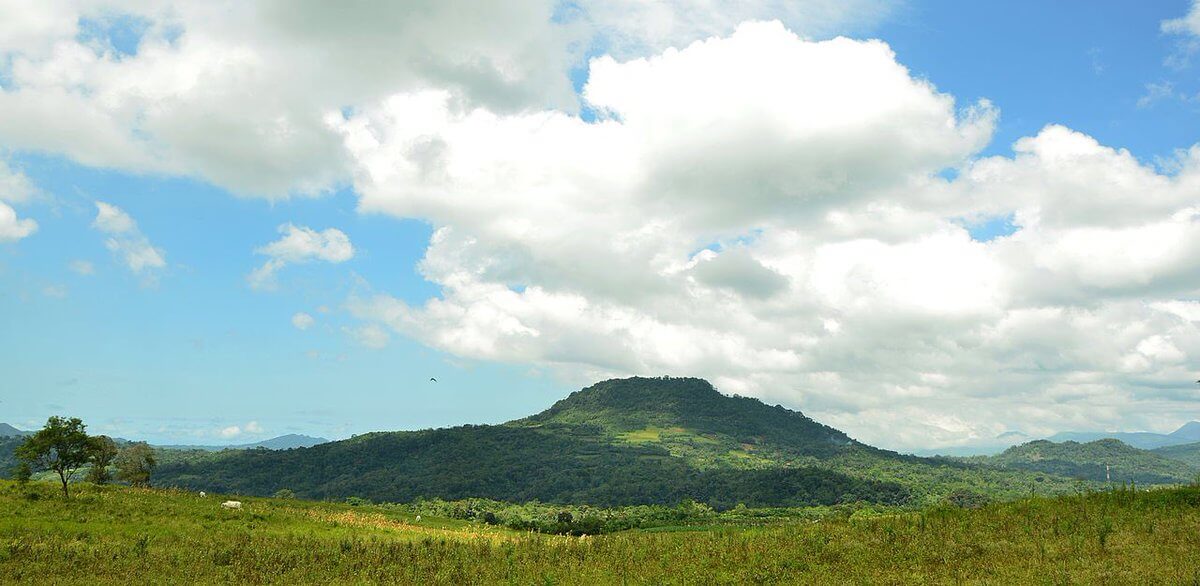 Pemandangan Gunung Masarang dari kejauhan